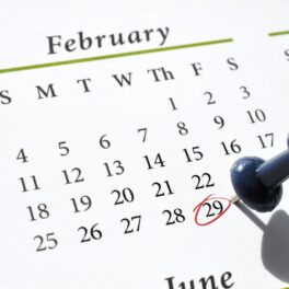 Calendar cu data de 28 februarie scoasă în evidență, pentru a ilustra ce e un an bisect