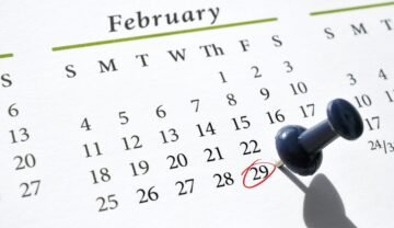 Calendar cu data de 28 februarie scoasă în evidență, pentru a ilustra ce e un an bisect