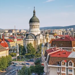 Panoramă cu Cluj-Napoca, cu biserica în centru, care se numără printre cele mai sigure orașe din Europa