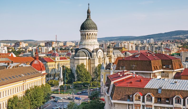 Panoramă cu Cluj-Napoca, cu biserica în centru, care se numără printre cele mai sigure orașe din Europa