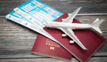 Pașapoarte cu bilete de avion și un avion mic pe ele, pe fundal de lemn, pentru a ilustra înțelesul secret de pe biletele de avion
