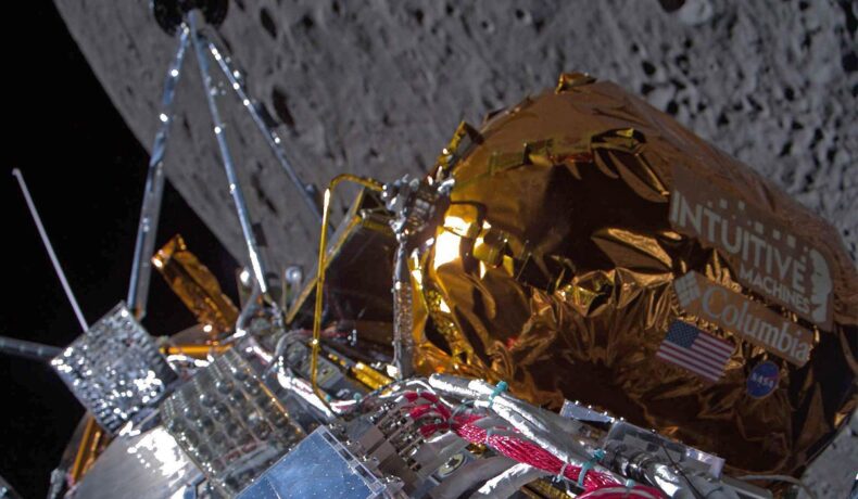 Sonda Odysseus, de Intuitive Machines, cu care SUA au revenit pe Lună, cu Luna pe fundal