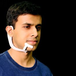 Arnav Kapur, studentul care a creat un dispozitiv care îi permite să navigheze pe Internet doar cu ajutorul minții