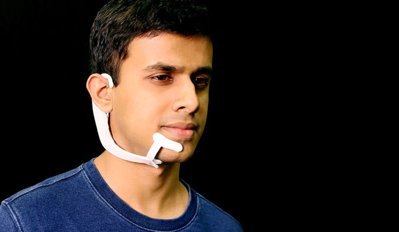 Arnav Kapur, studentul care a creat un dispozitiv care îi permite să navigheze pe Internet doar cu ajutorul minții