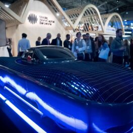 Mașina zburătoare Alef la evenimentul Mobile World Congress, februarie 2024, Barcelona, cu lumină albastră la roți