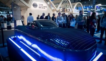 Mașina zburătoare Alef la evenimentul Mobile World Congress, februarie 2024, Barcelona, cu lumină albastră la roți