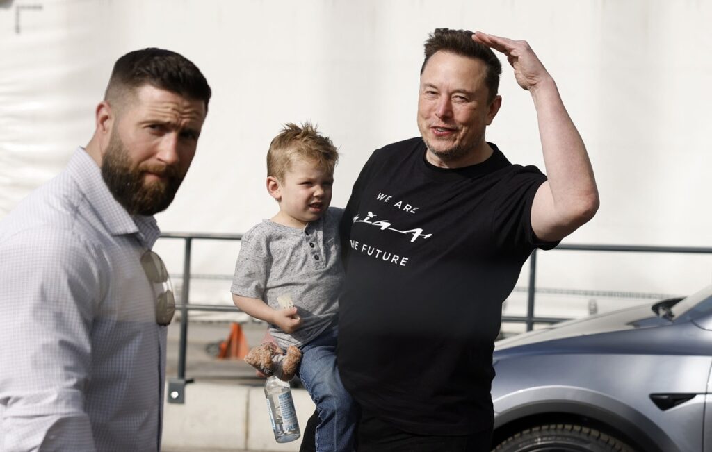 Elon Musk și fiul lui X, în vârstă de 3 ani, la fabrica Tesla din Germania, 2024